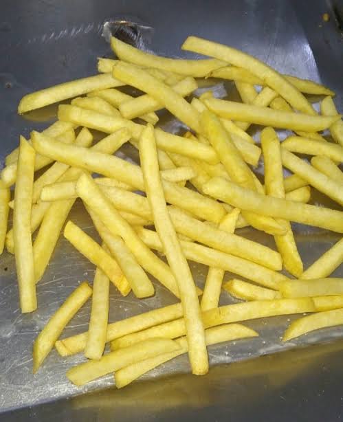 خلال سیب زمینی دستی انتخاب ساده برای آشپزی روزانه